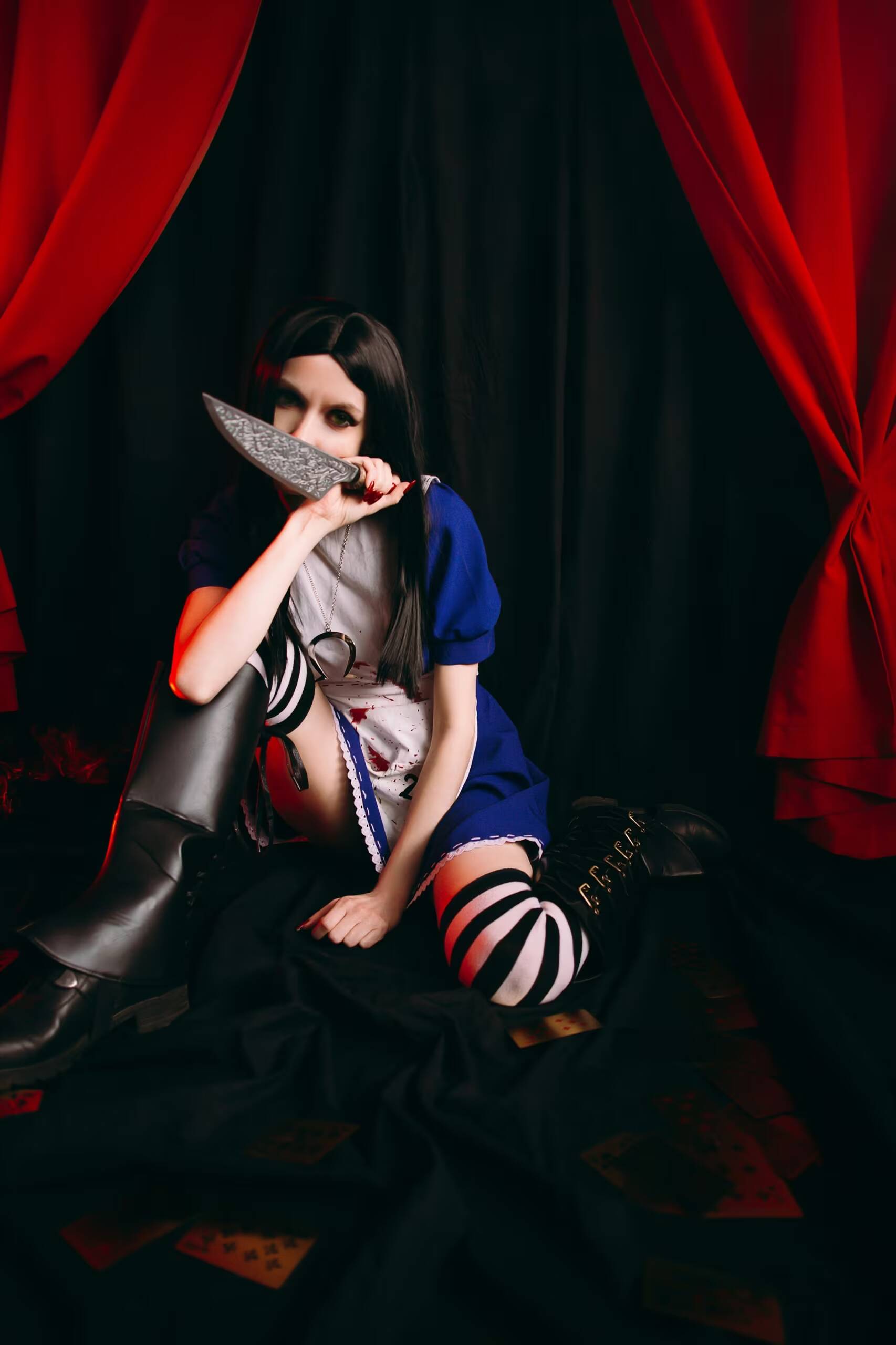 Мрачный косплей Алисы Лидделл из Alice Madness Returns Poison