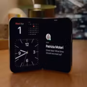 Покупателей iPhone Duo могут отговорить от визита в магазин 23 октября 2 Складной телефон iPhone Duo на деревянном столе