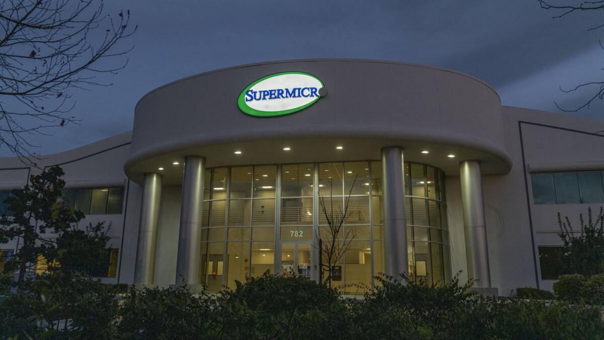 Здание магазина Supermicro с вывеской на фасаде