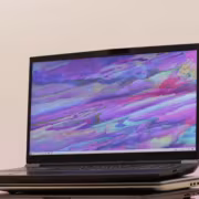 ноутбук Lenovo ThinkPad на стеклянной поверхности с закрытым ноутбуком под ним