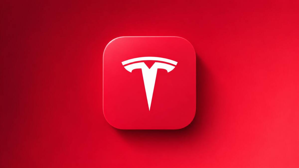 Иконка приложения Tesla на красном фоне