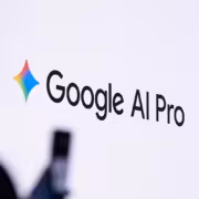 Экран монитора с логотипом Google AI Pro