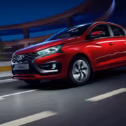Красный Lada Iskra едет по ночной улице