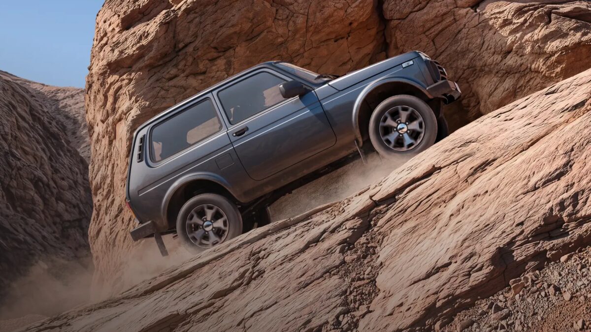 Автомобиль Lada Niva Legend на склоне каменной горы