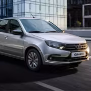 Серебристый седан Lada Granta на городском шоссе