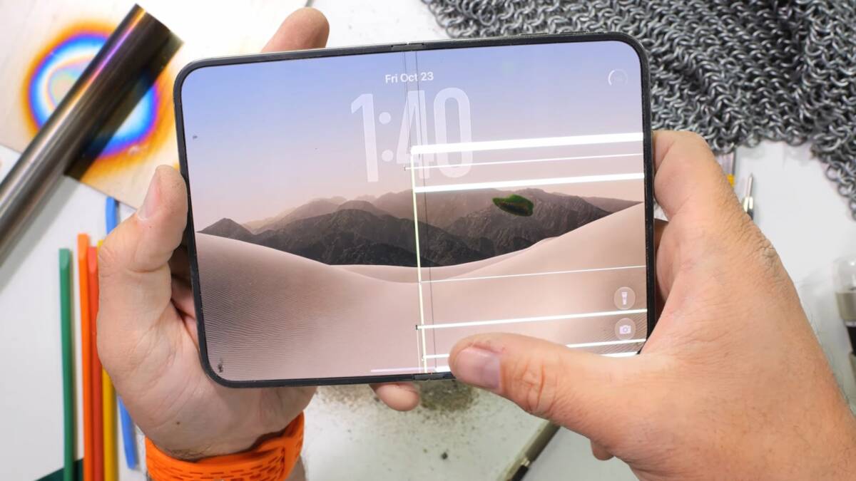 Пыль попала в шарнир iPhone Duo, несмотря на защиту IP68