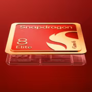 Логотип Snapdragon и чип Qualcomm на металлическом плате