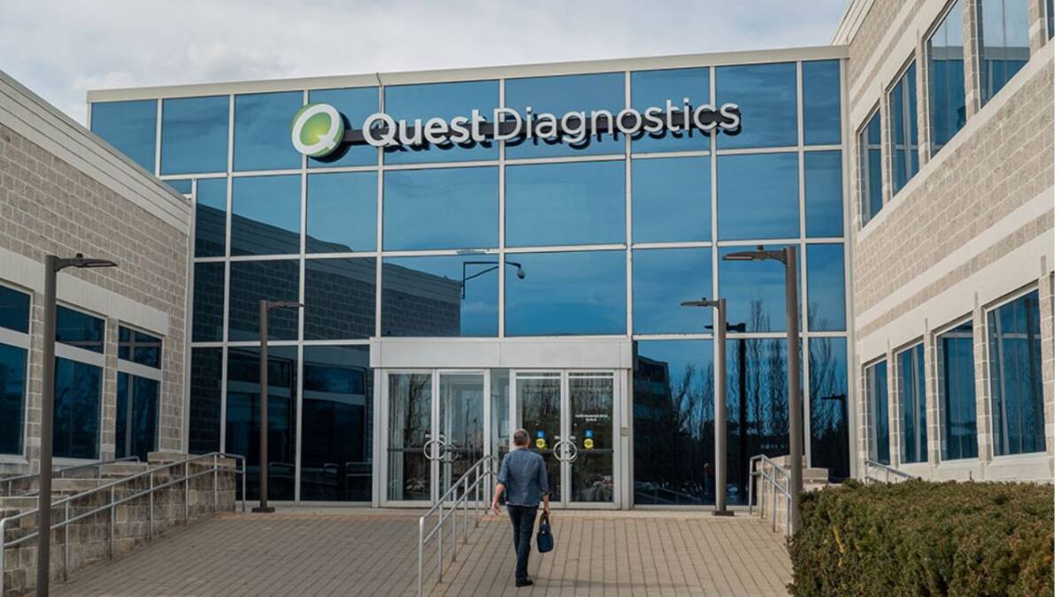 Здание Quest Diagnostics с большими окнами и входом
