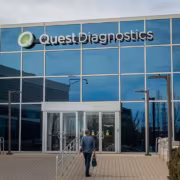 Здание Quest Diagnostics с большими окнами и входом