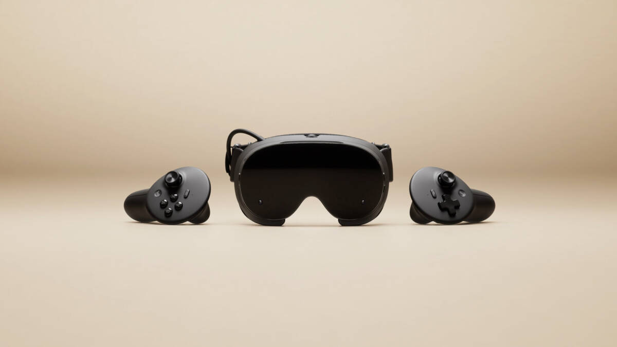 VR-гарнитура Steam Frame с двумя контроллерами рядом