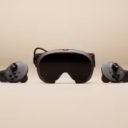 VR-гарнитура Steam Frame с двумя контроллерами рядом