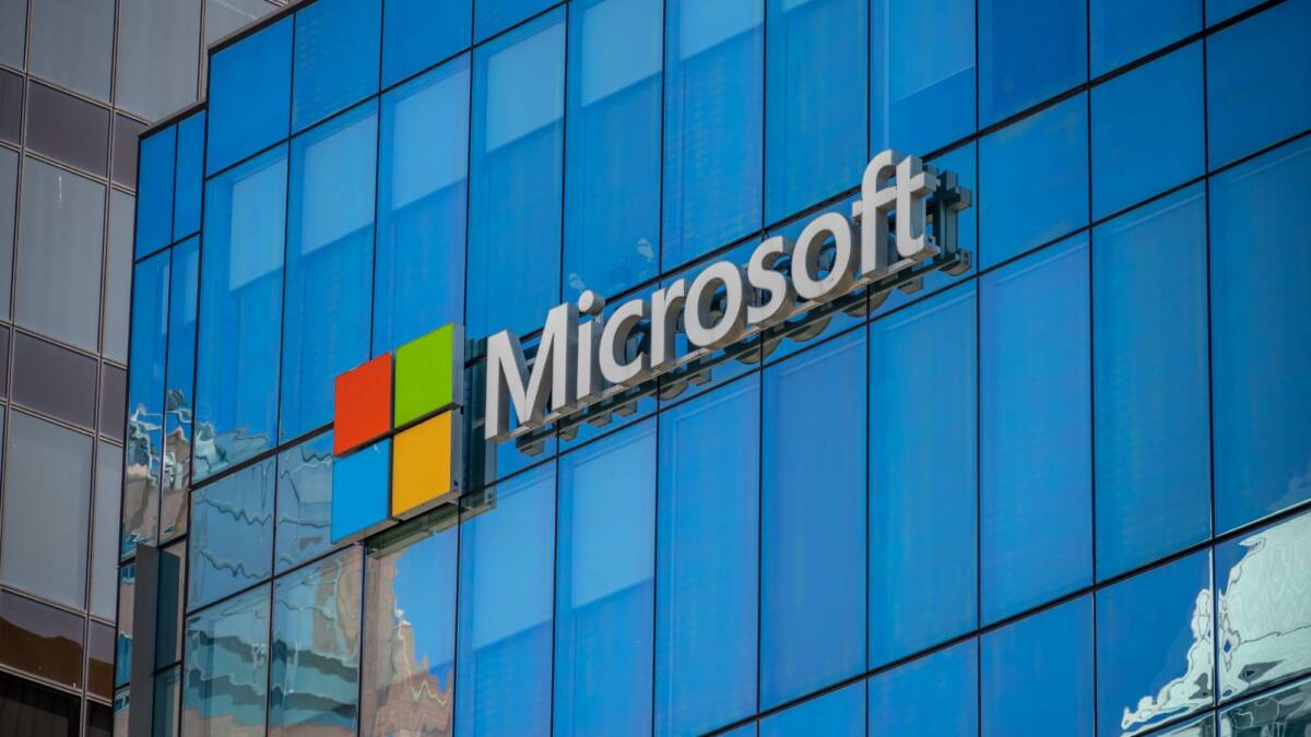 Здание с большим логотипом Microsoft на фасаде офисное здание