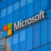 Здание с большим логотипом Microsoft на фасаде офисное здание