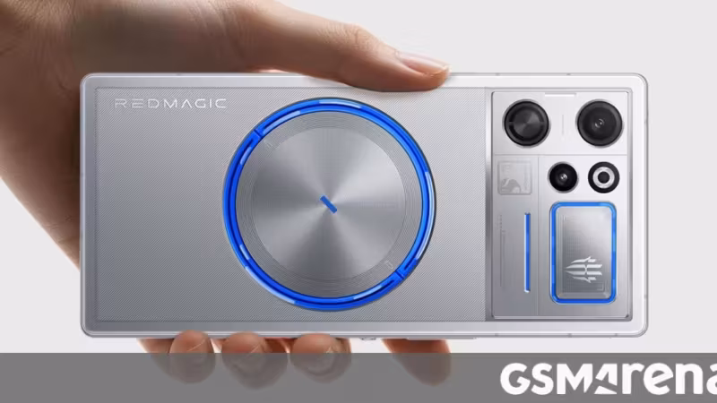 Красный Magic 12 Pro+ в руке сине-серебристый дизайн