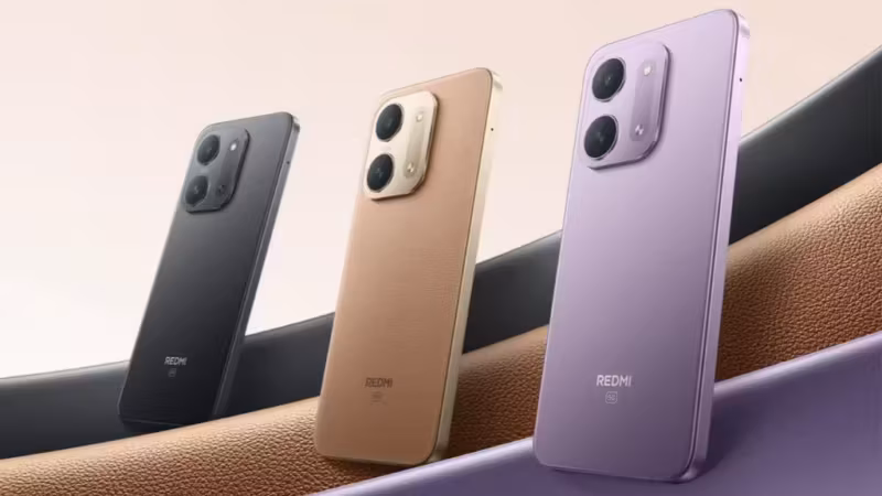 Три смартфона Redmi 17C 5G на подставке