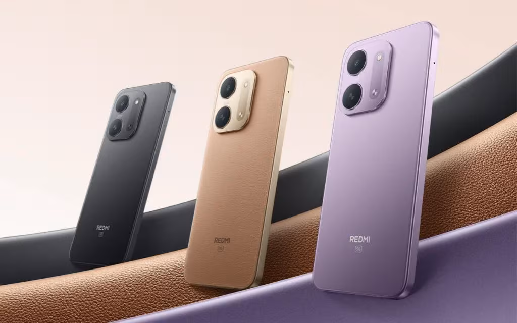 Три смартфона Redmi 17C 5G на подставке