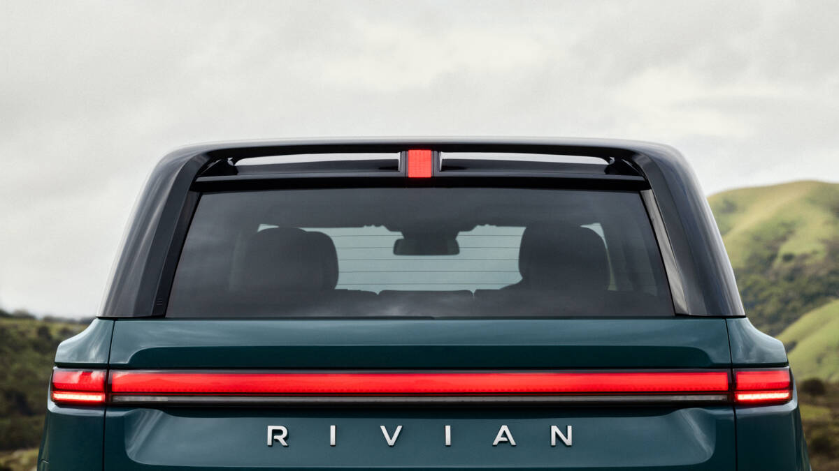 Крышка багажника Rivian R2 с красной вставкой