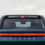 Rivian связала рекорд продаж с запуском внедорожника R2 25 Крышка багажника Rivian R2 с красной вставкой