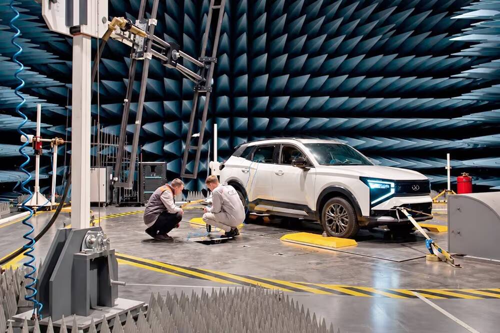 Робот проверил электронику кроссовера Lada Azimut в безэховой камере