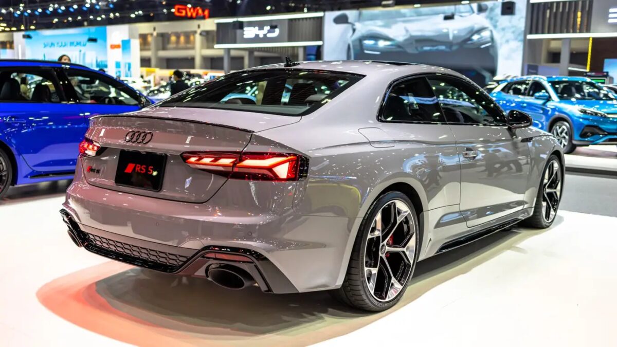 Новый универсал Audi RS5 в сером цвете на выставке