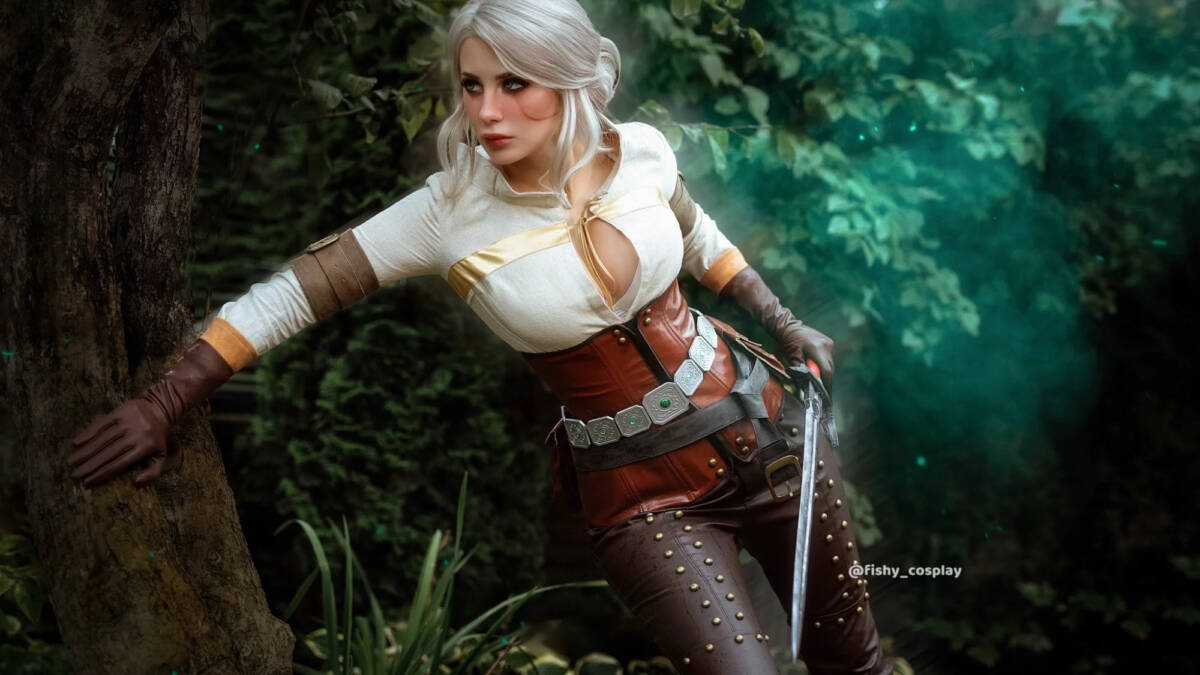 Российская косплеерша Fishy Cosplay изображает Цири в лесу
