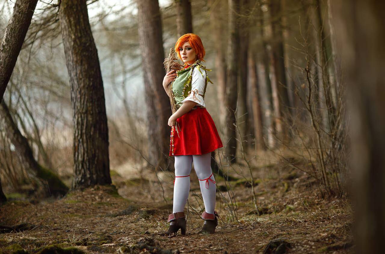 Рыжеволосая Шани из The Witcher 3: Hearts of Stone на снимках Dollores 1 Рыжеволосая Шани из The Witcher 3 на лесной тропинке