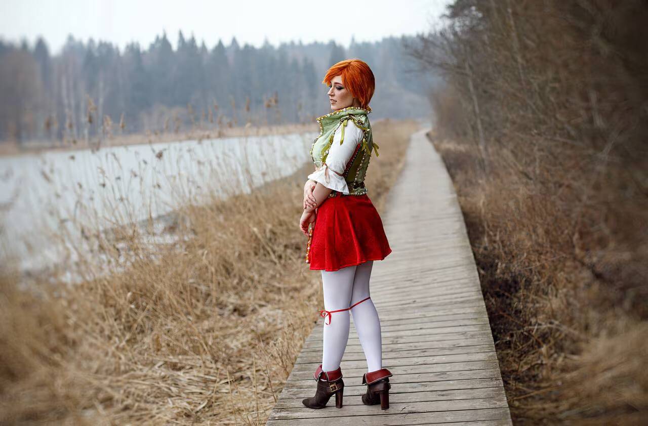 Рыжеволосая Шани из The Witcher 3: Hearts of Stone на снимках Dollores 2 Рыжеволосая Шани из The Witcher 3 с красной юбкой