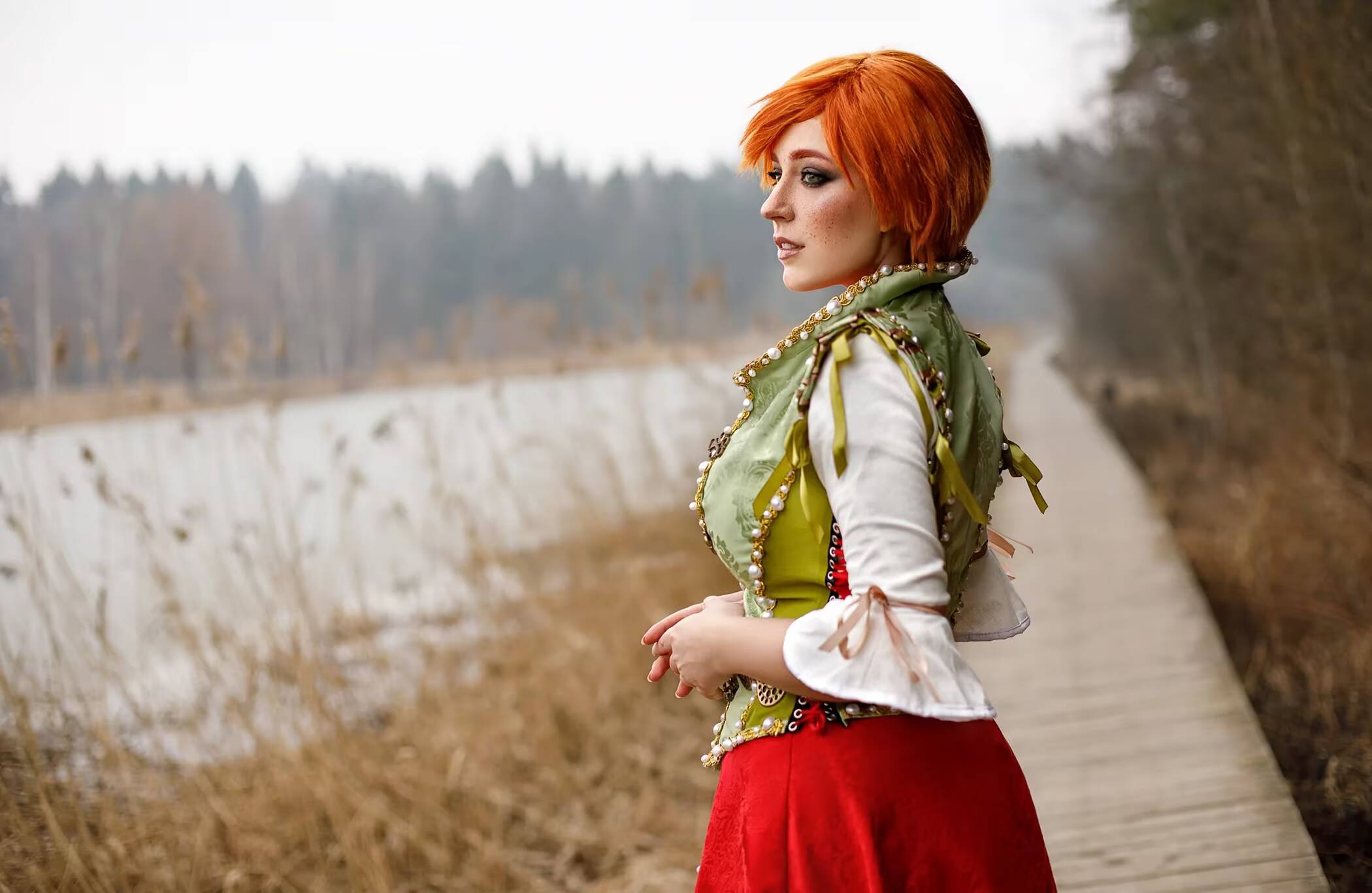 Рыжеволосая Шани из The Witcher 3: Hearts of Stone на снимках Dollores 4 Рыжеволосая Шани из The Witcher 3 на фоне леса