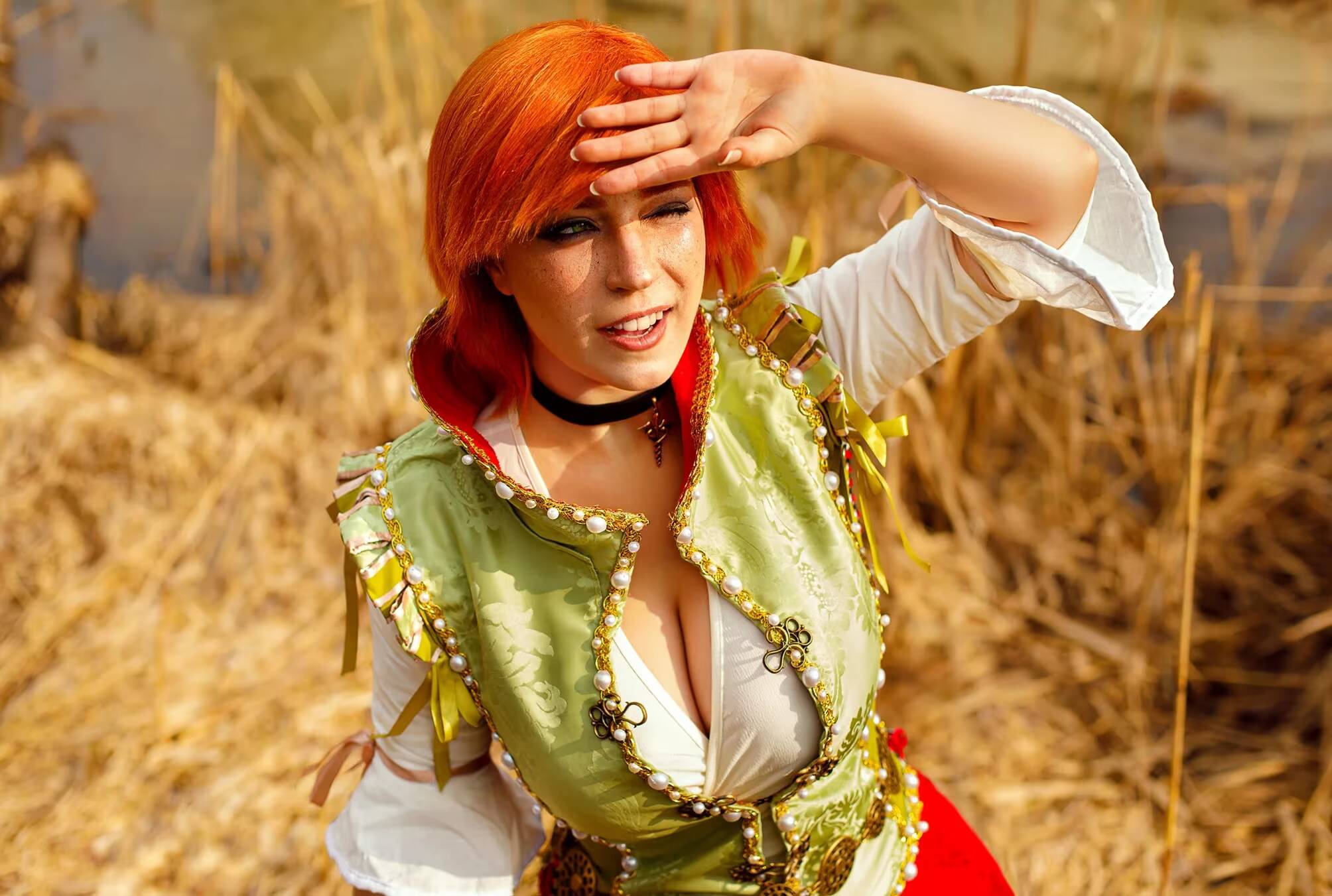 Рыжеволосая Шани из The Witcher 3: Hearts of Stone на снимках Dollores 5 Рыжеволосая Шани из The Witcher 3: Hearts of Stone на снимках Dollores девушка в светлом костюме с украшениями и длинным рукавом на поляне осенней листвы