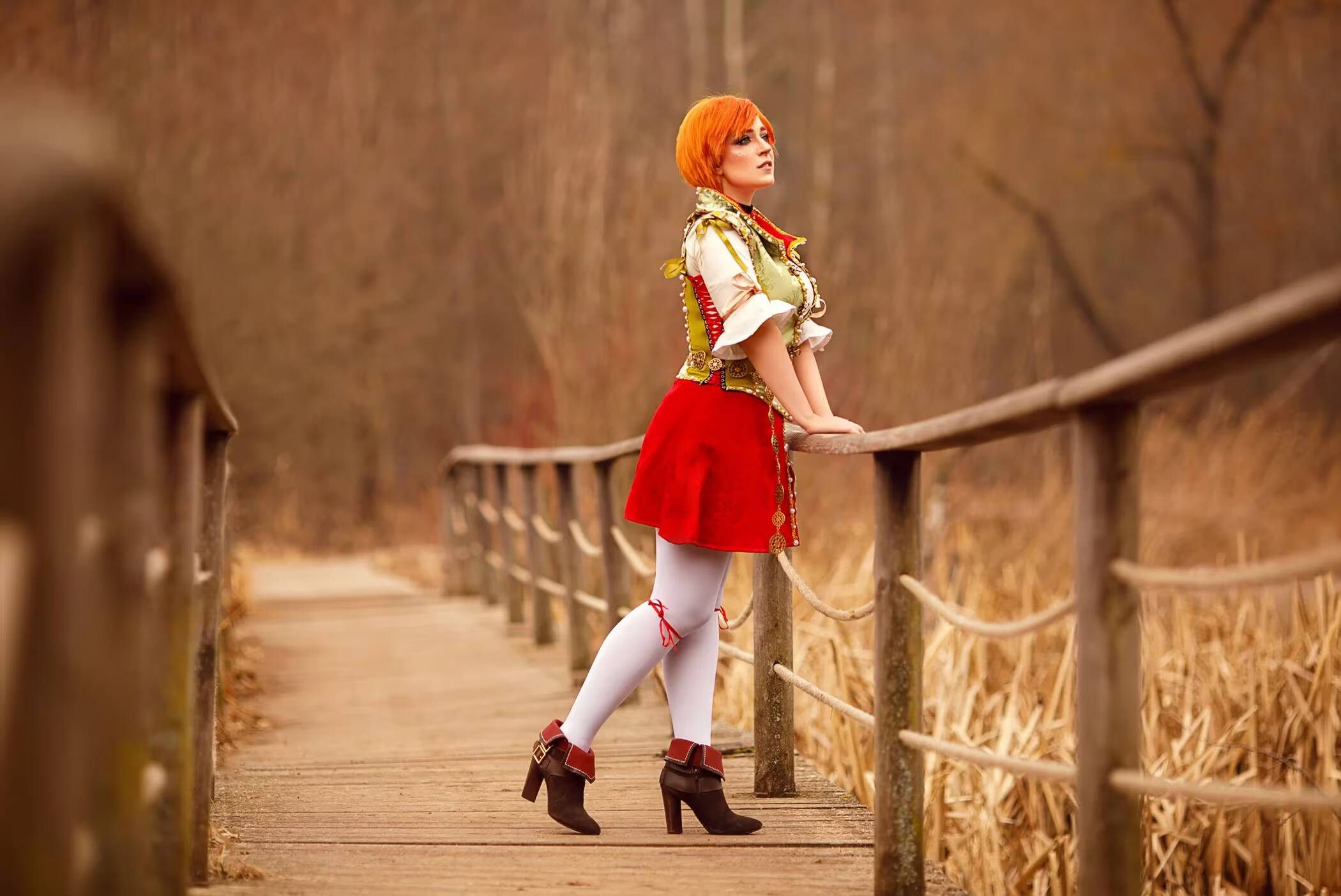 Рыжеволосая Шани из The Witcher 3: Hearts of Stone на снимках Dollores 6 Рыжеволосая Шани из The Witcher 3: Hearts of Stone на снимках Dollores стоит на мосту