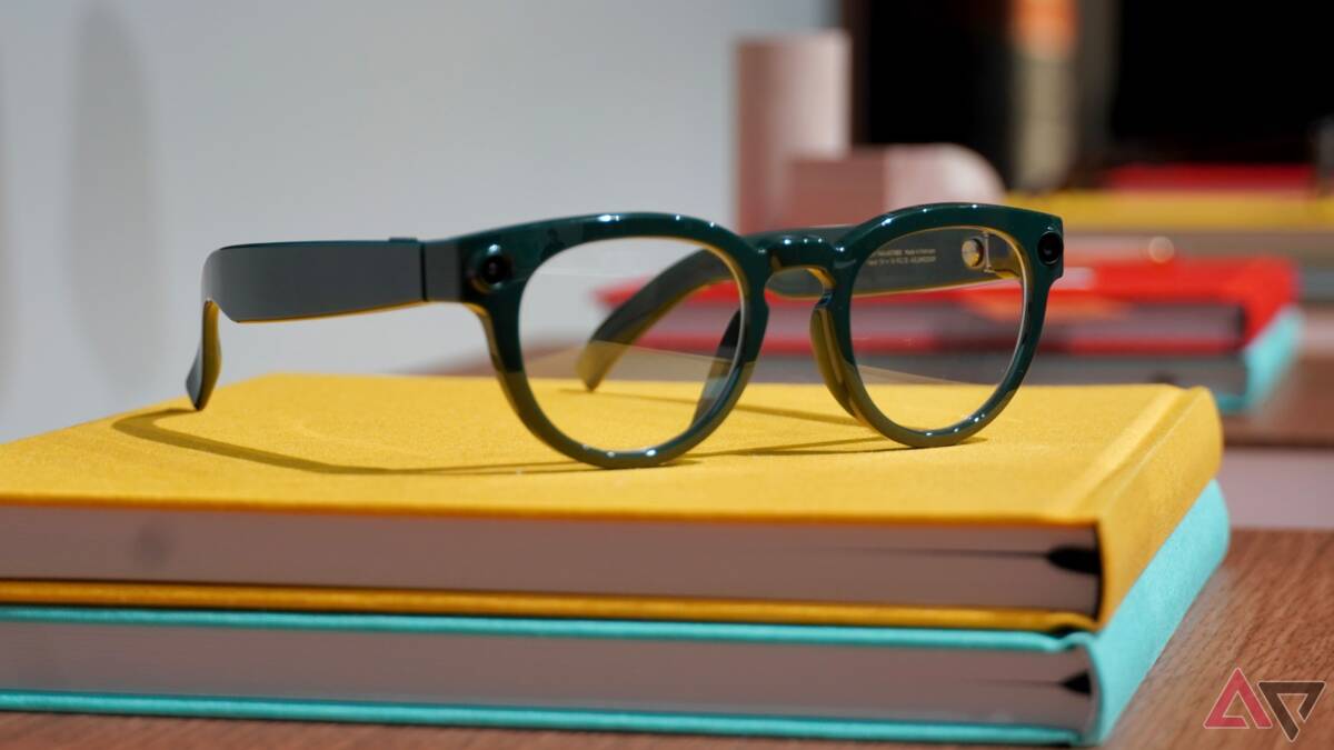 Очки Samsung с камерой 12 Мп лежат на книгах