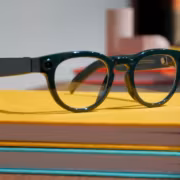 Очки Samsung с камерой 12 Мп лежат на книгах