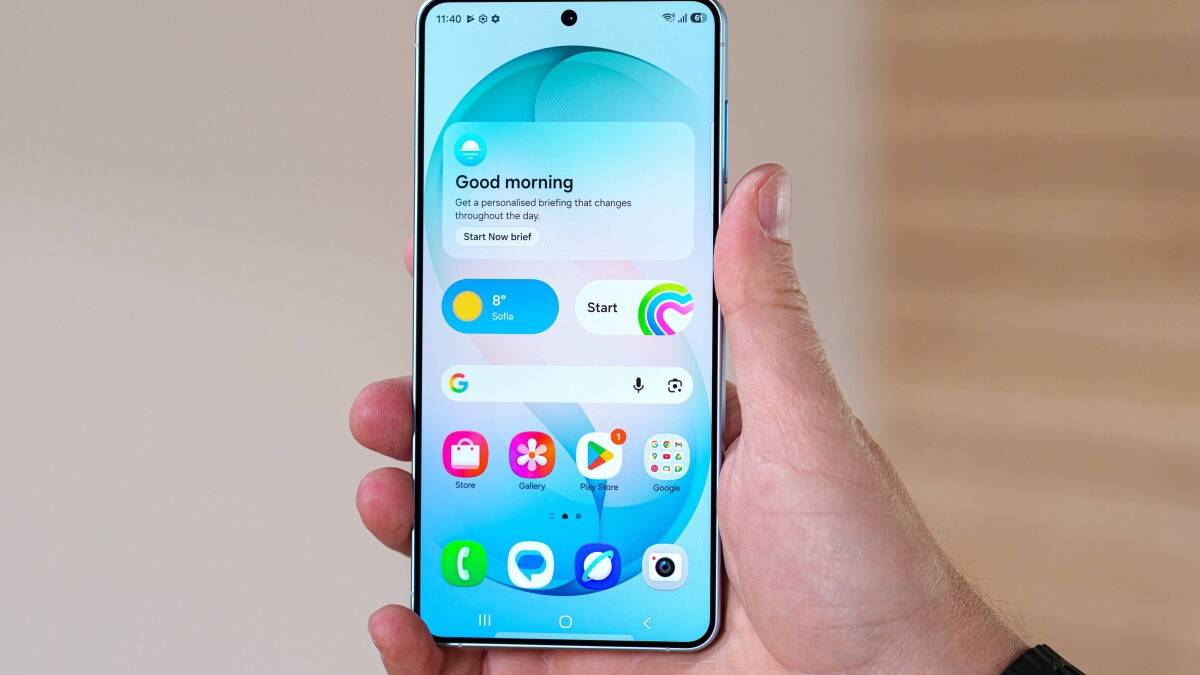 Мужчина держит смартфон Samsung Galaxy S23 Ultra на руке