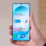 Мужчина держит смартфон Samsung Galaxy S23 Ultra на руке