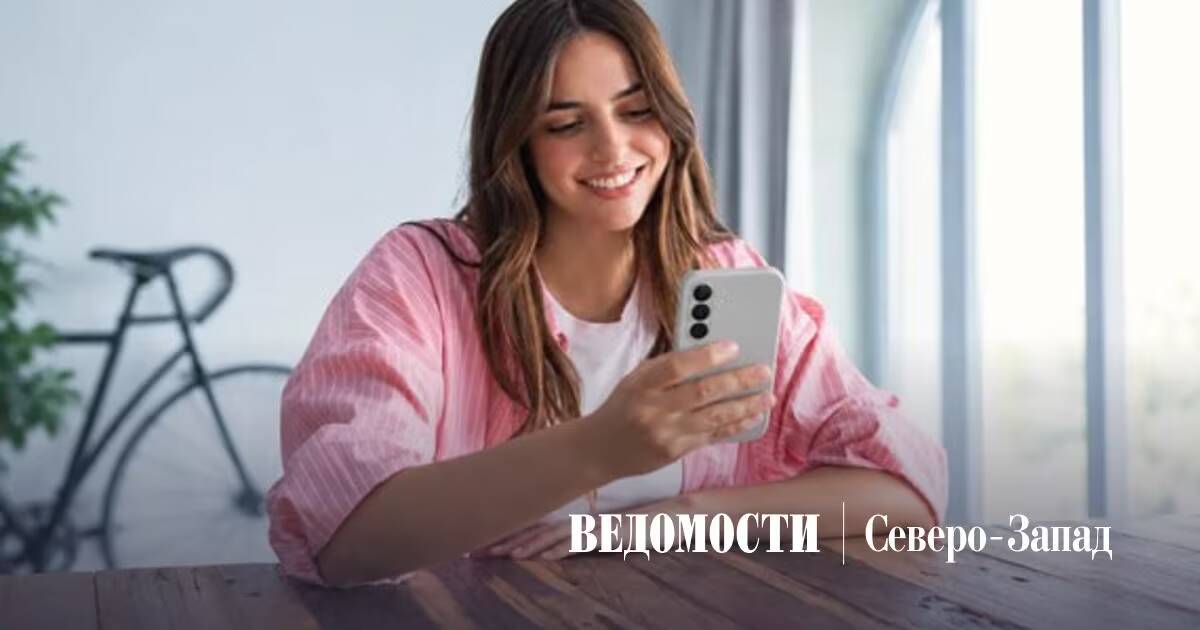 Samsung Galaxy A27 получил 5G от T2 после обновления ПО 1 Женщина с смартфоном Samsung Galaxy A27 5G