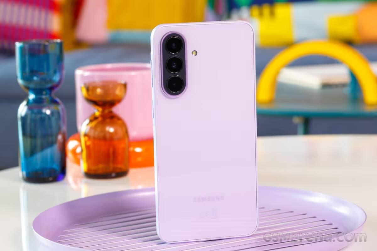 Смартфон Samsung Galaxy A38 с тремя камерами и светло-фиолетовой задней крышкой