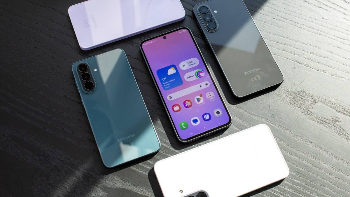 Несколько смартфонов Samsung Galaxy A38 на черной поверхности