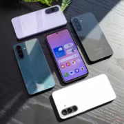 Несколько смартфонов Samsung Galaxy A38 на черной поверхности