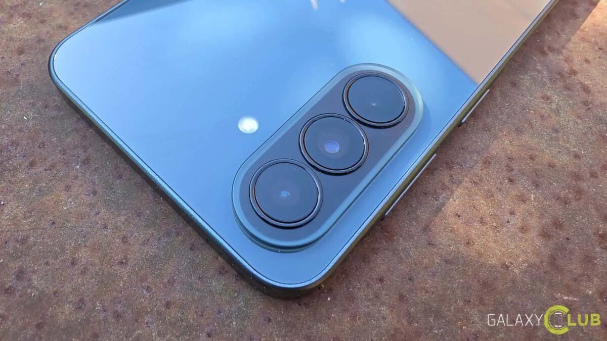 Задняя часть Samsung Galaxy A38 с тройной камерой