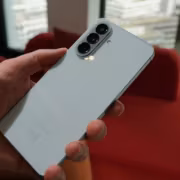 У Samsung Galaxy A58 утекли характеристики камер — макро не изменится 6 Человек держит белый смартфон Samsung Galaxy A58