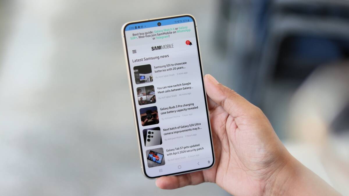 Мужчина держит смартфон Samsung Galaxy S24 с экраном,