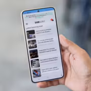 Мужчина держит смартфон Samsung Galaxy S24 с экраном,
