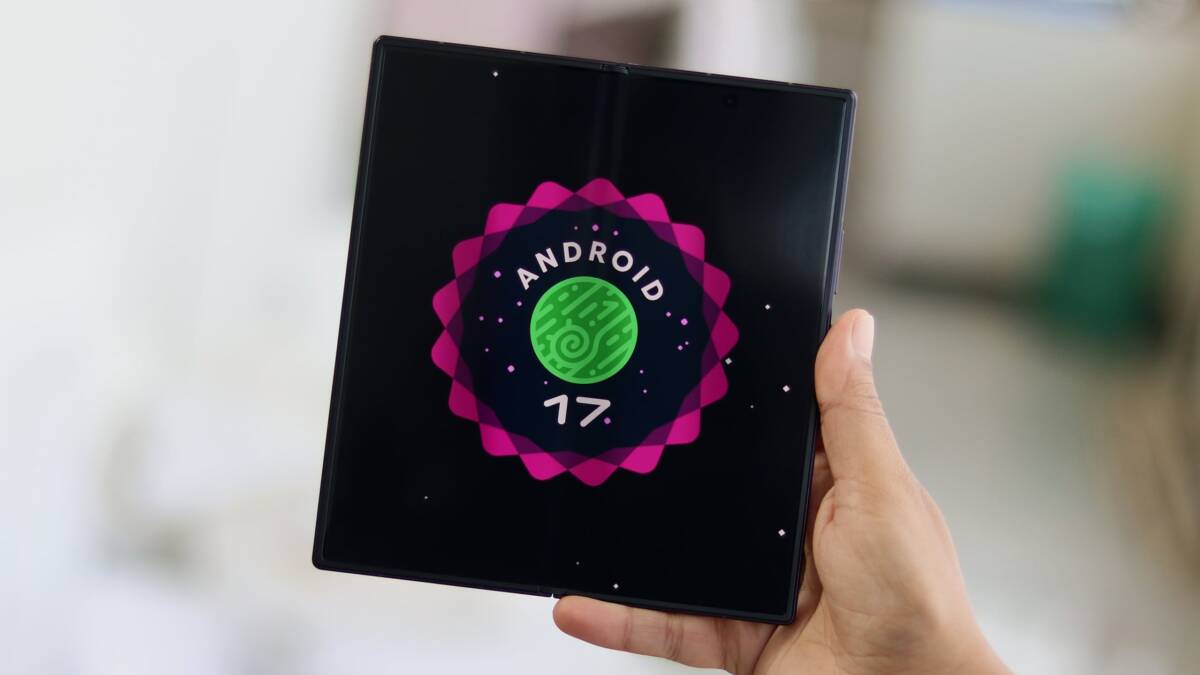 Смартфон Samsung Galaxy Z Fold 5 с экраном показывающим логотип Android 17
