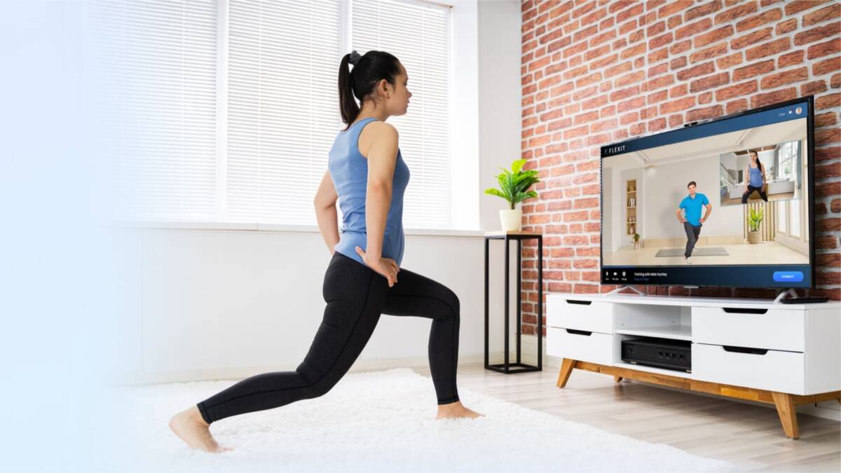 женщина делает приседания перед телевизором Samsung Smart TV