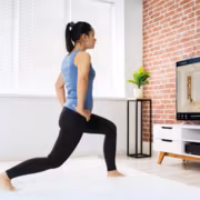 Samsung отключит хаб Daily+ на телевизорах после 30 октября 1 женщина делает приседания перед телевизором Samsung Smart TV