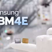 Samsung прошла проверку Nvidia с чипами памяти HBM4E на 48 ГБ 3 чип памяти HBM4E Samsung в руке на фоне фабрики