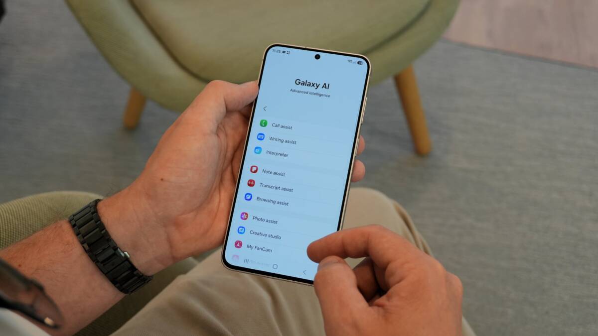 Пальцы держат смартфон Samsung Galaxy с приложением Galaxy AI