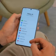 Пальцы держат смартфон Samsung Galaxy с приложением Galaxy AI