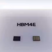 внутри светящейся металлической коробки с текстом HBM4E