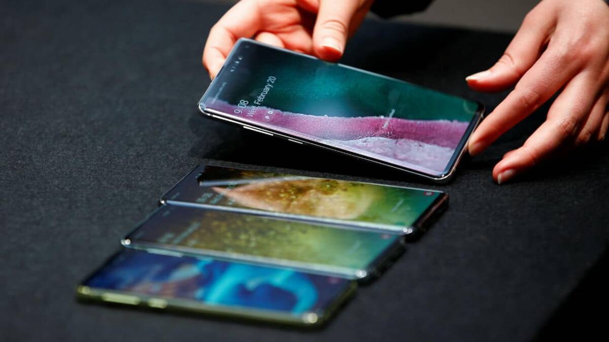 Пять смартфонов Samsung Galaxy S21 на столе